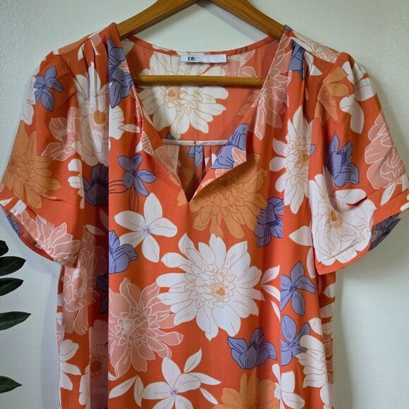 EUC DR2 FLORAL SPLIT V NECK FLORAL TOP SIZE MEDIUM SIZE TAG REMOVED - Picture 7 of 16